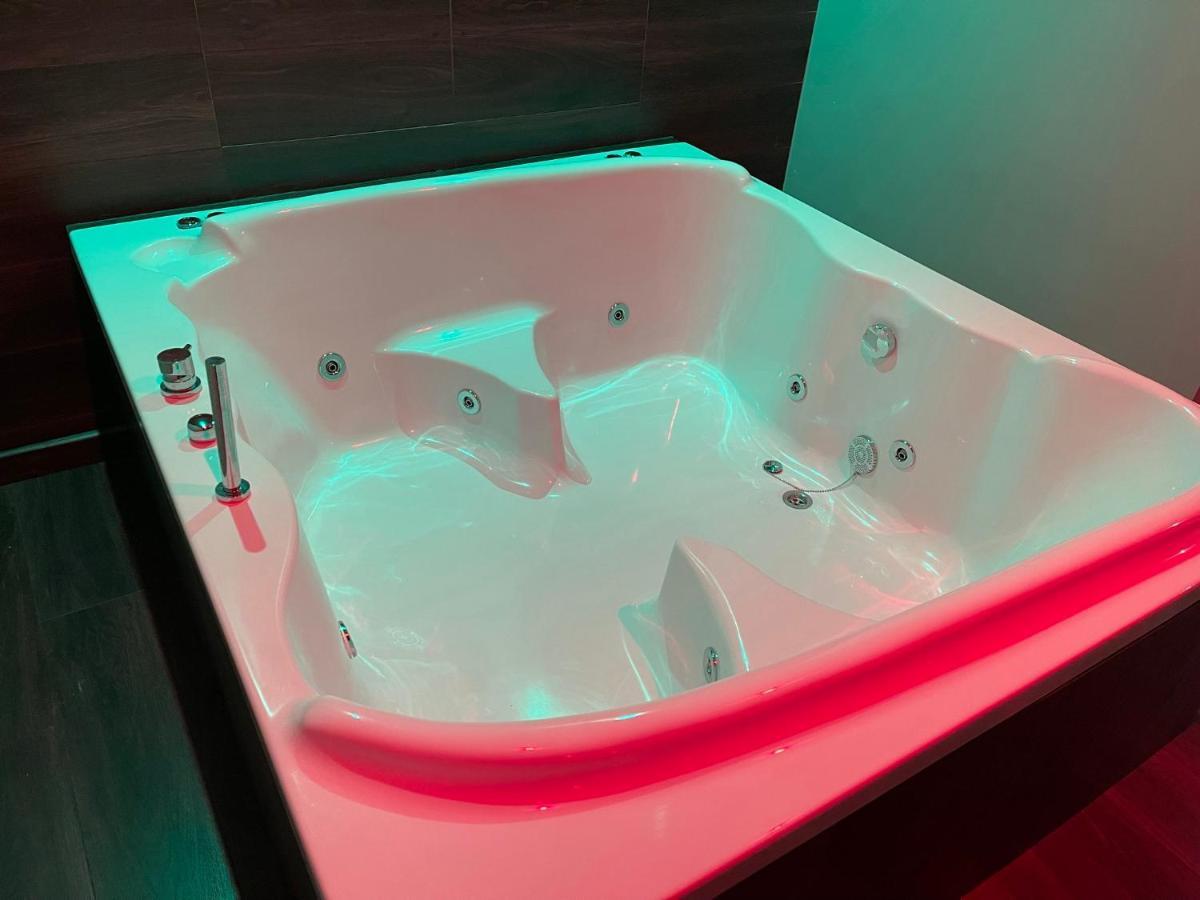Romantic Apartment Jacuzzi,1100883543:JPEG